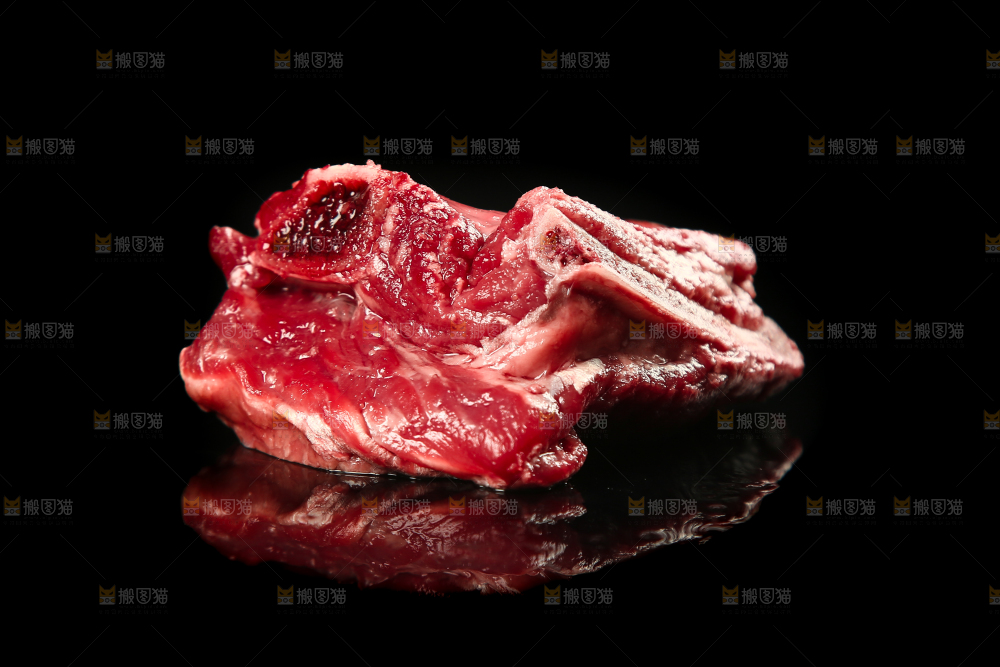 黑底上的黄牛排