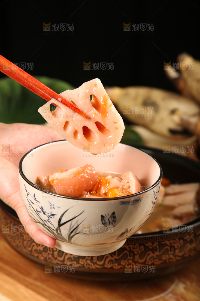 筷子上夹着莲藕