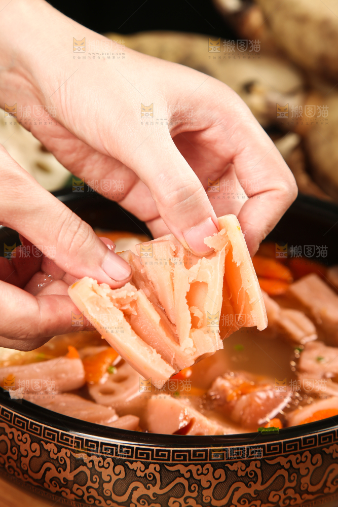 手里拿着粉藕