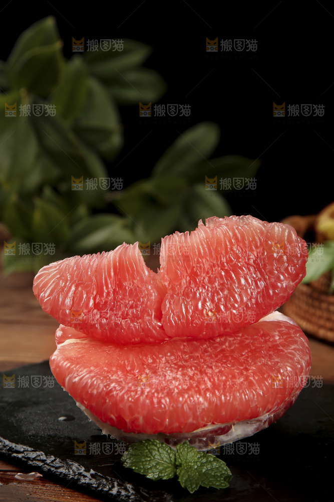 黑底上的红心蜜柚果肉
