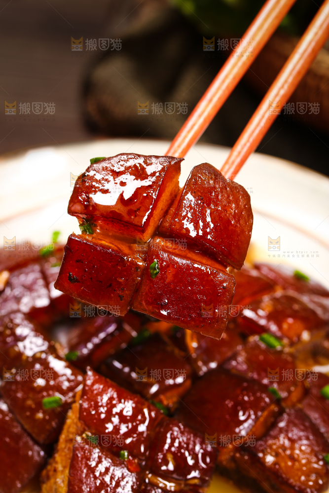 筷子上夹着红烧肉