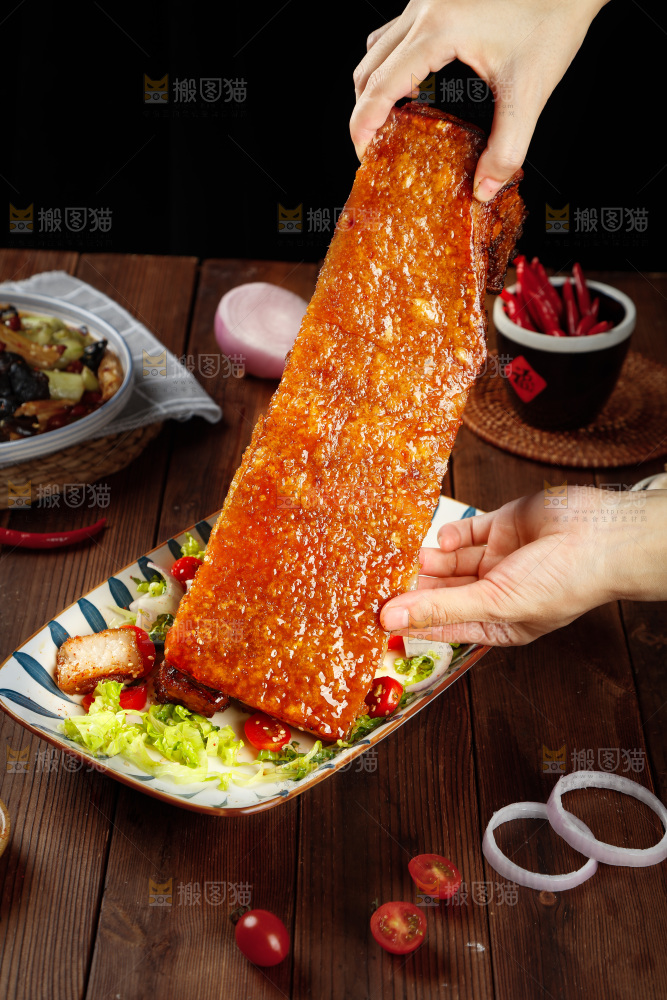 手里拿着脆皮烤肉