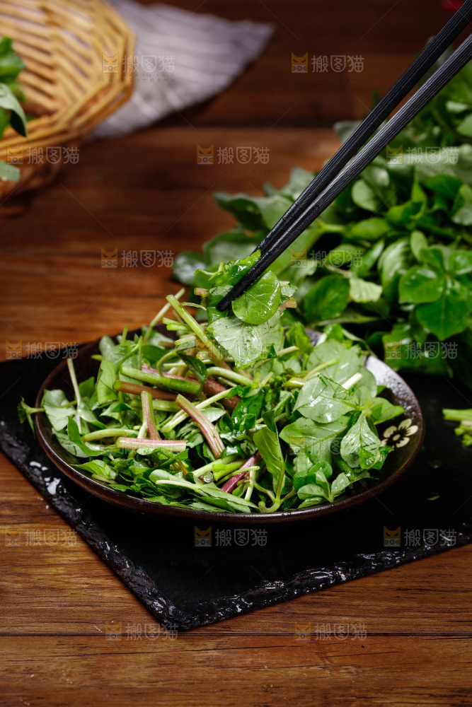 筷子上夹着白花菜