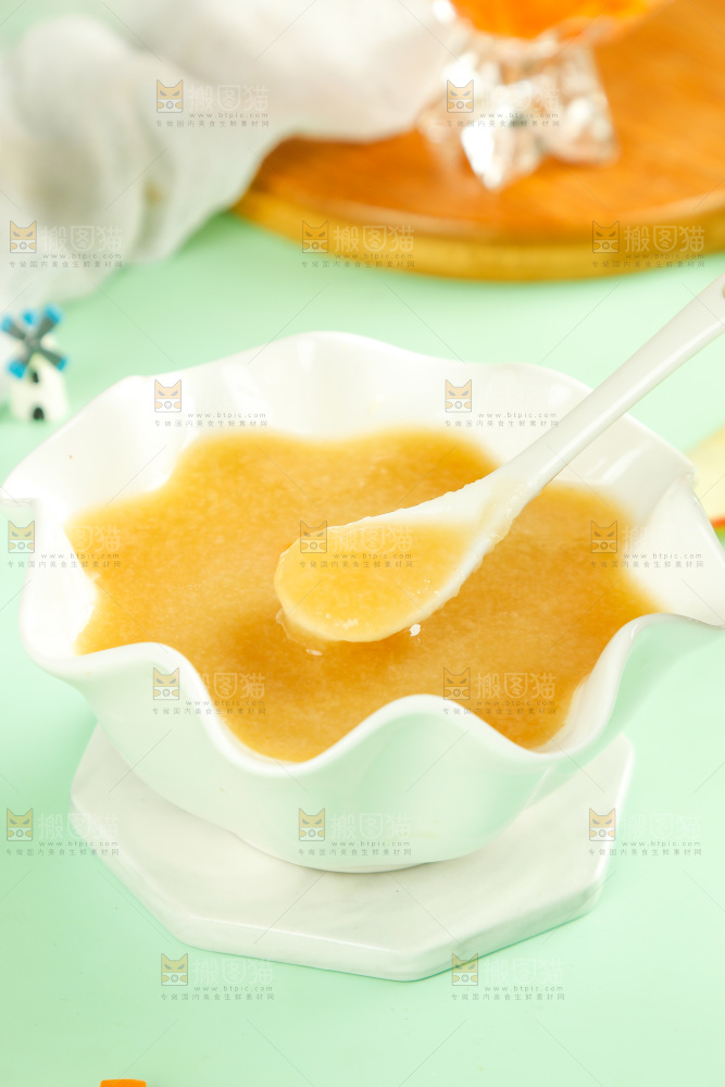 勺子上舀着南瓜苹果泥