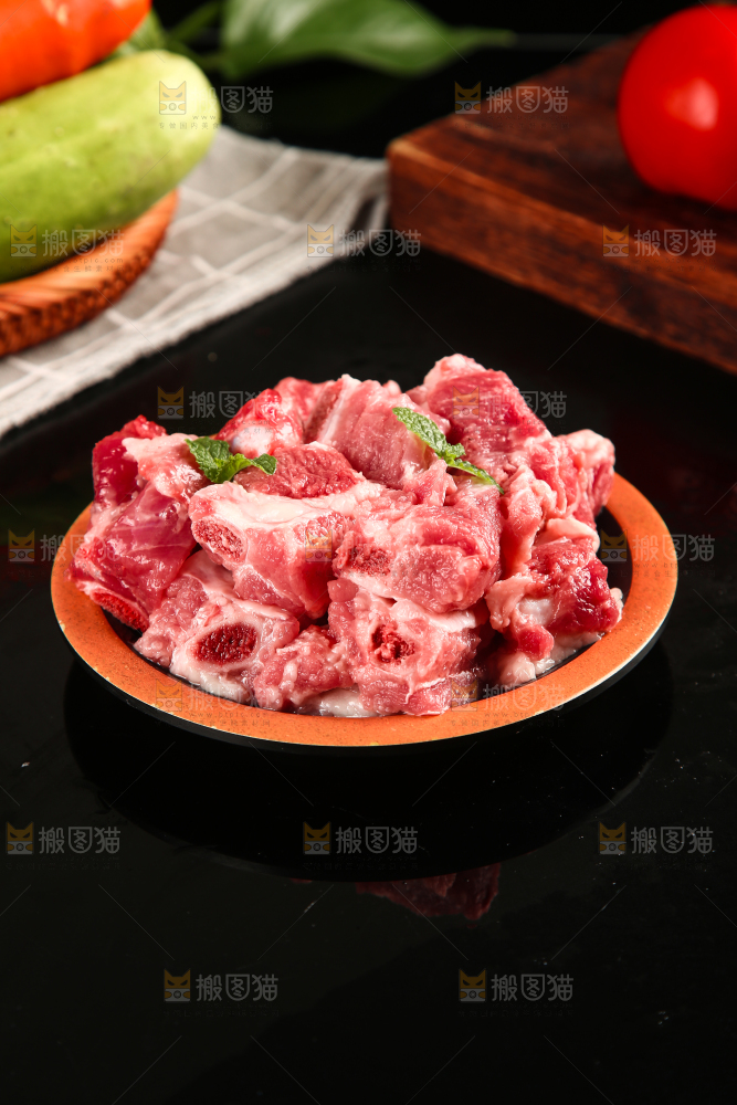 黑底上摆放着一盘排骨