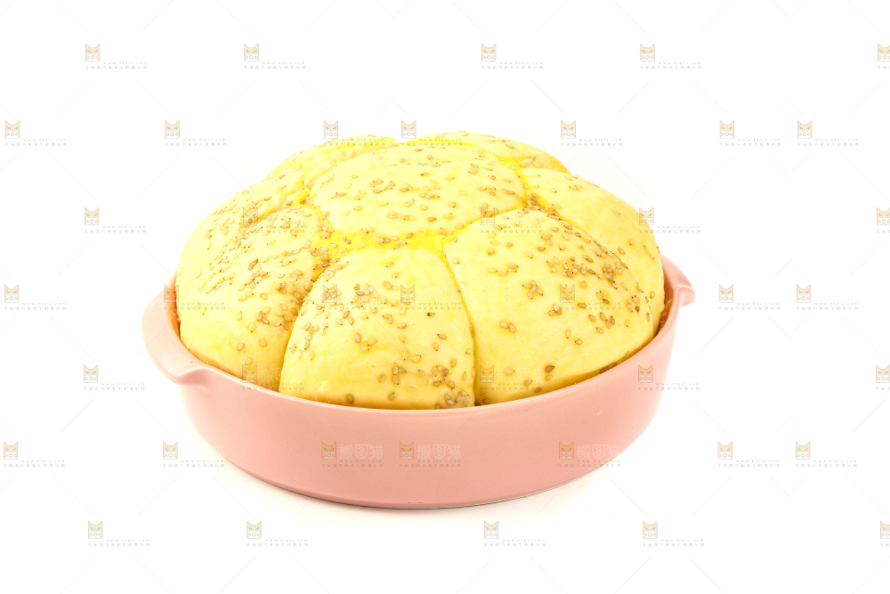 白底上放着拉丝蒸面包
