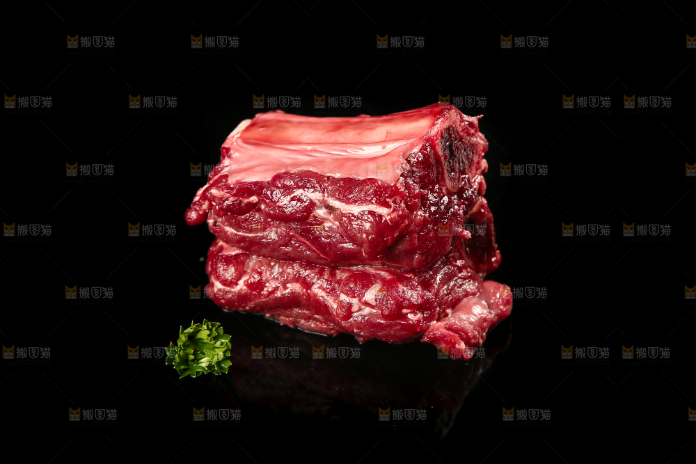 黑底上的黄牛排