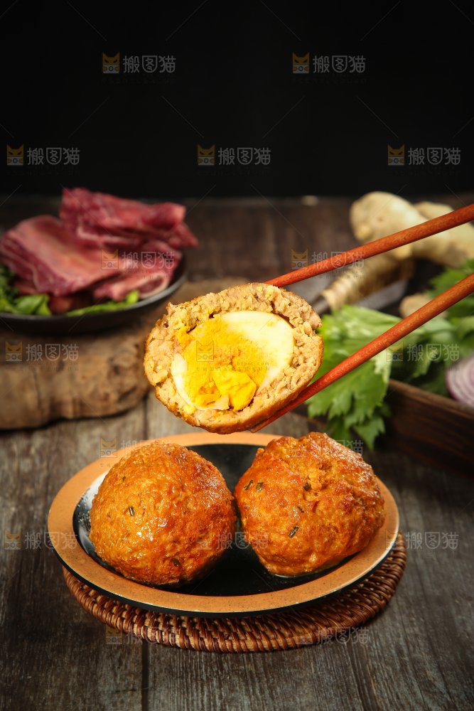筷子上夹着鸡蛋猪肉丸子