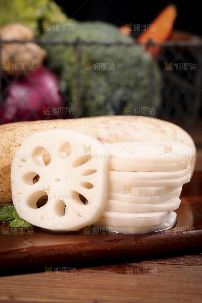 木板上放着莲藕和藕片