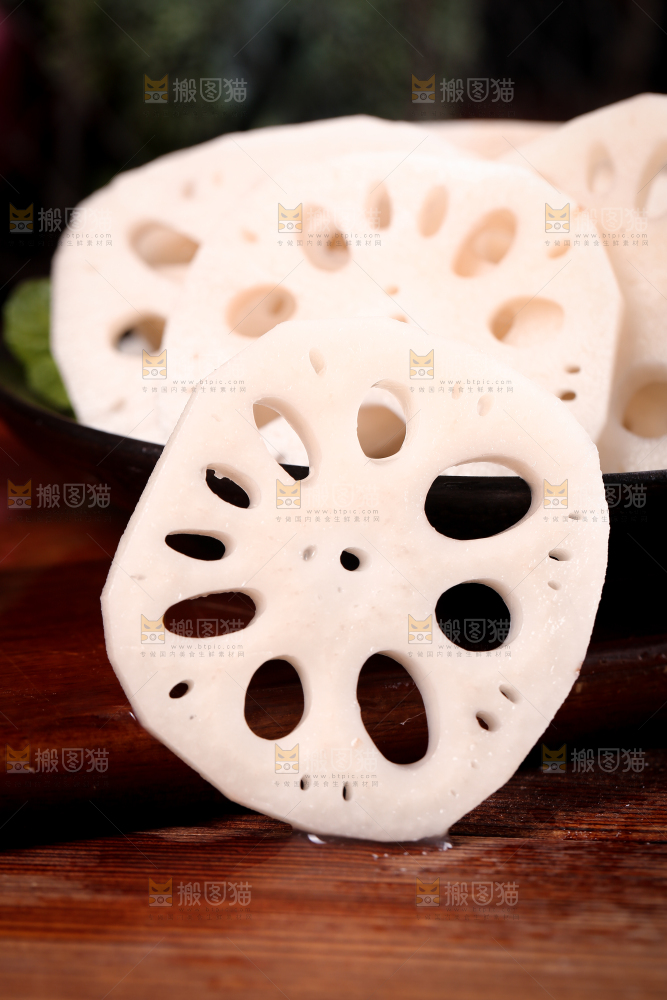 木底上的藕片
