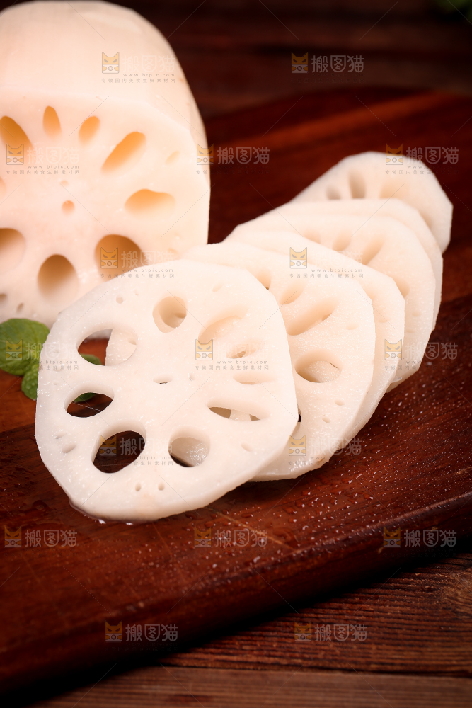 木板上放着藕片