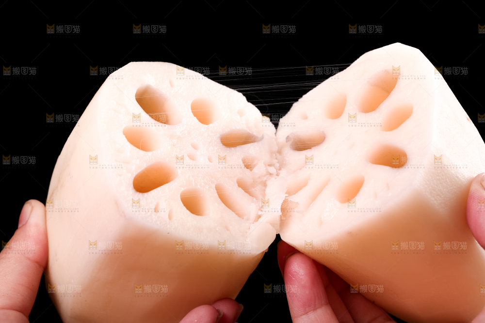 手里拿着两节洪湖粉藕