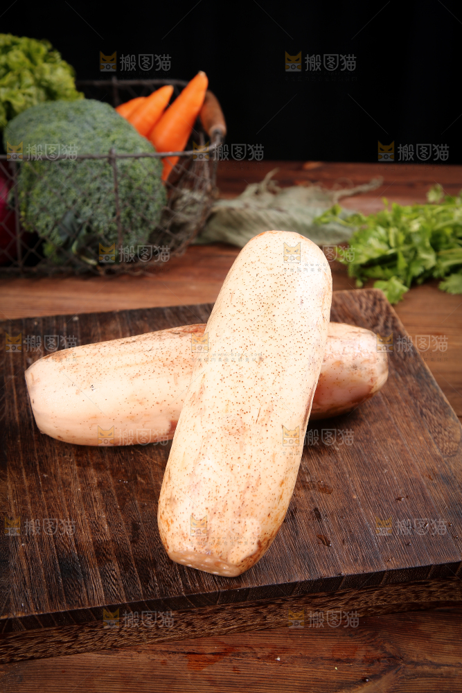案板上摆放着莲藕