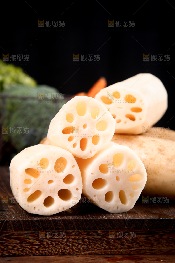 一堆新鲜粉藕