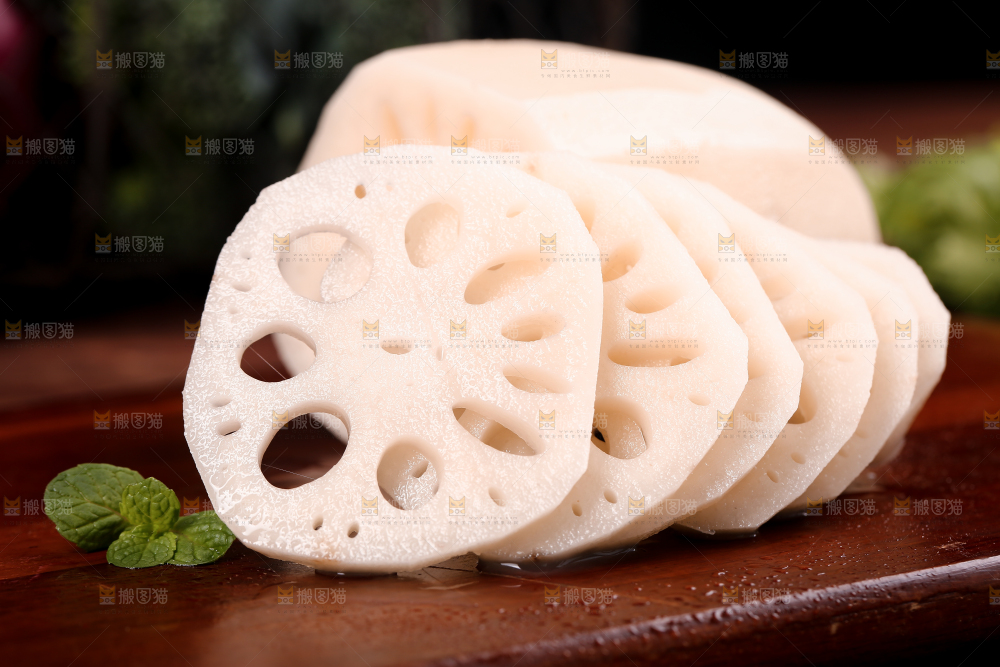 木板上放着藕片