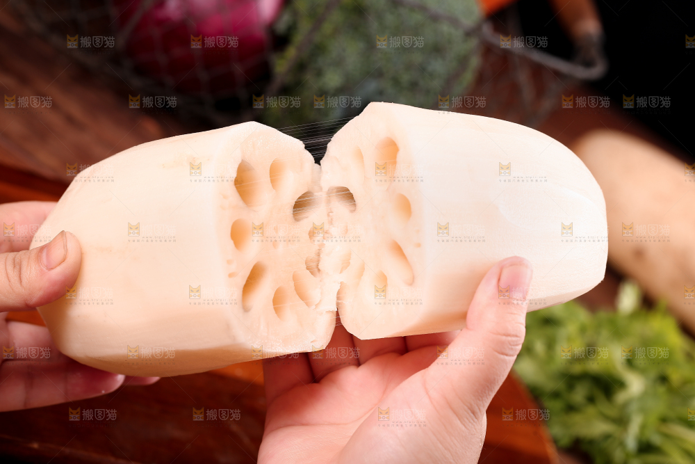 手里拿着两节洪湖粉藕