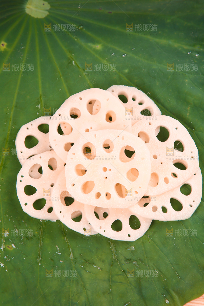荷叶上放着一堆藕片