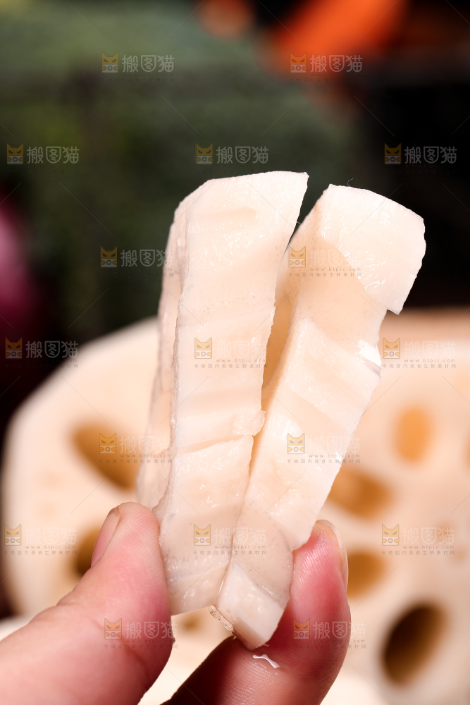 手里拿着莲藕