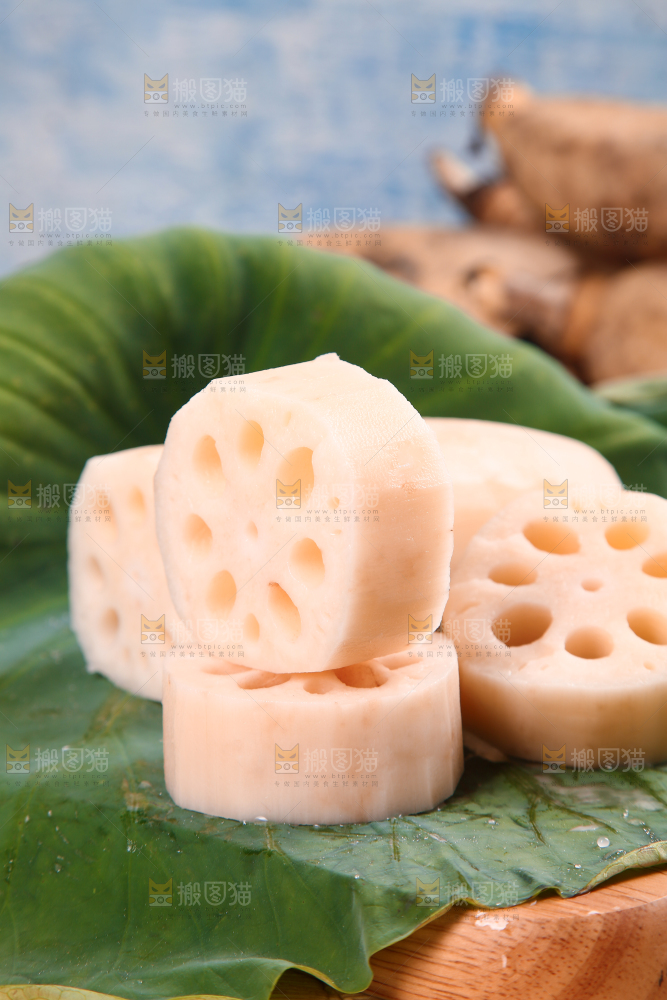 荷叶上切块的洪湖莲藕