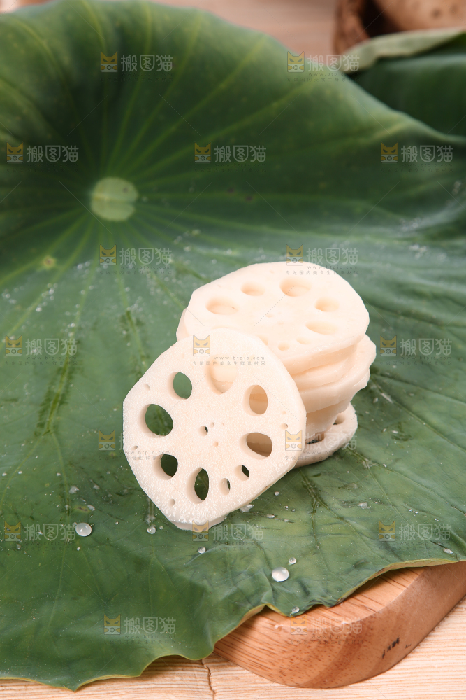 荷叶上放着一堆藕片