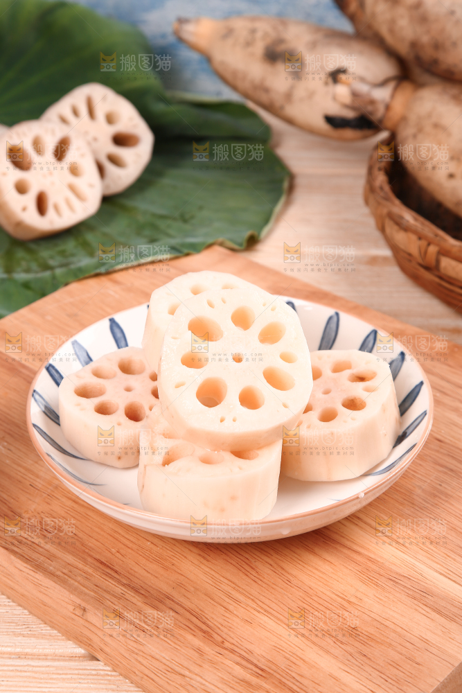 木板上放着一盘切块的莲藕