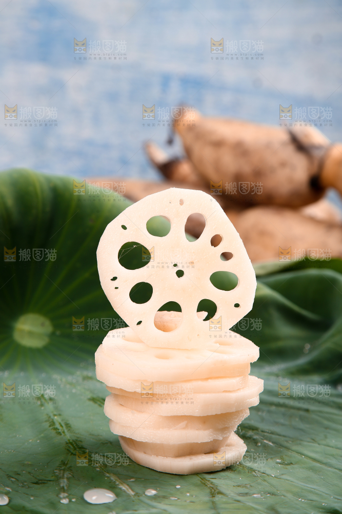 荷叶上放着一堆藕片
