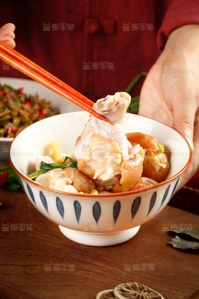 筷子上夹着小鸡腿