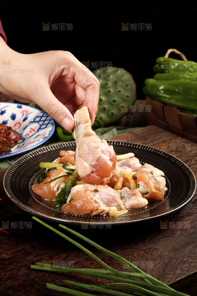 碗里腌制的小鸡腿