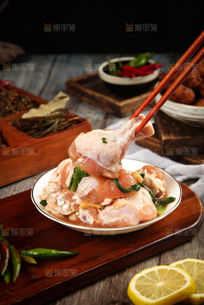 筷子上夹着小鸡腿