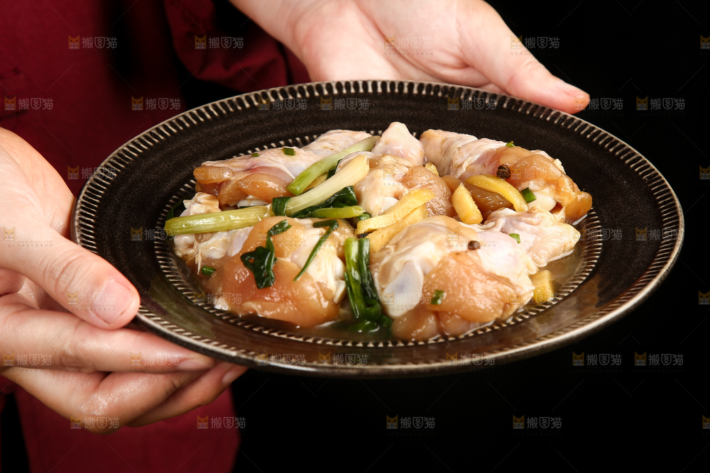 碗里腌制的小鸡腿