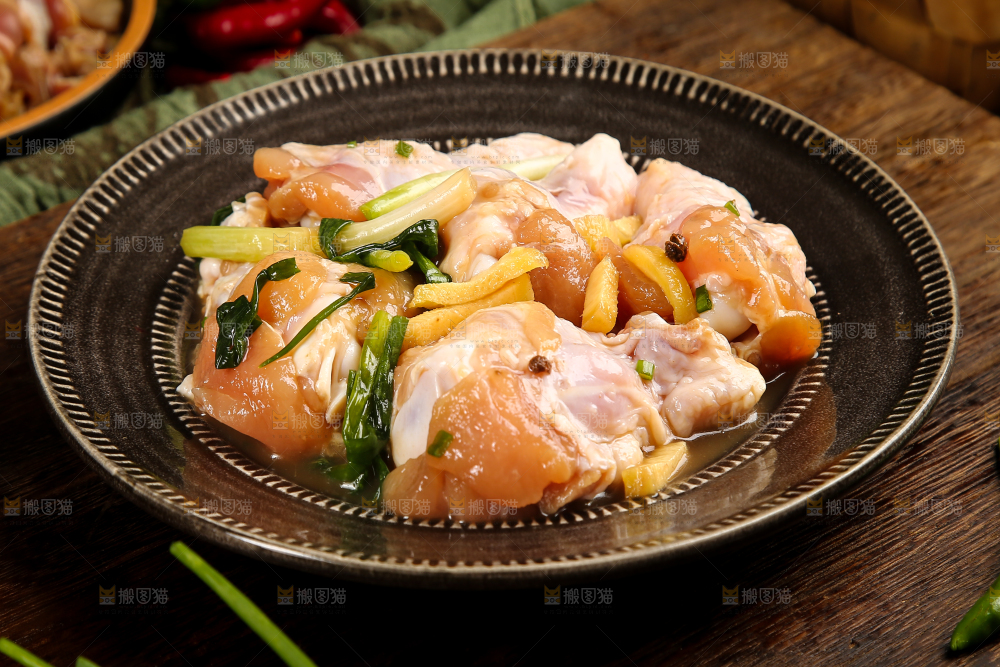 碗里腌制的小鸡腿