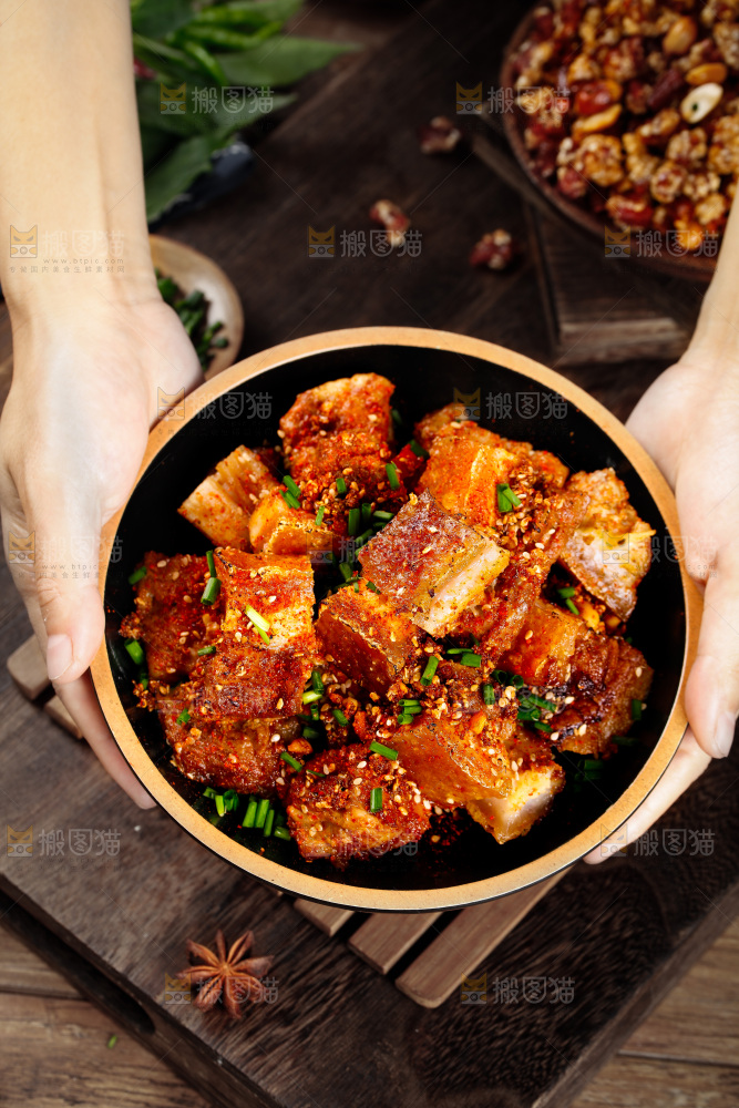 手里端着一盘脆皮五花肉