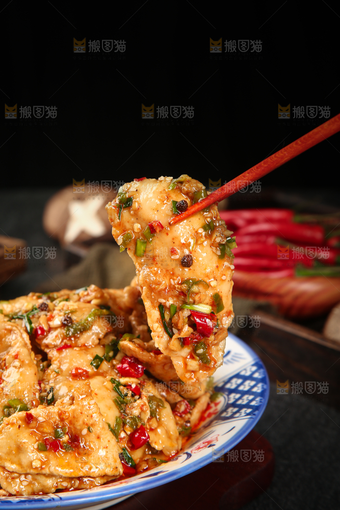 筷子上夹着水煮肉片