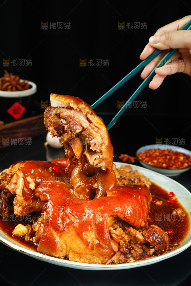 筷子上夹着猪头肉