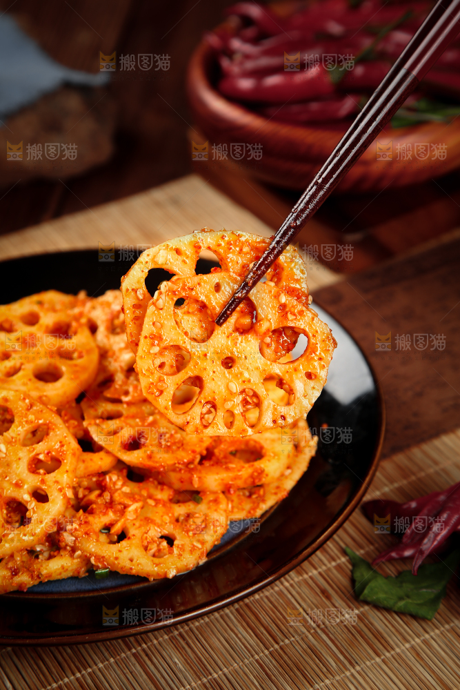 筷子上夹着爽口藕片