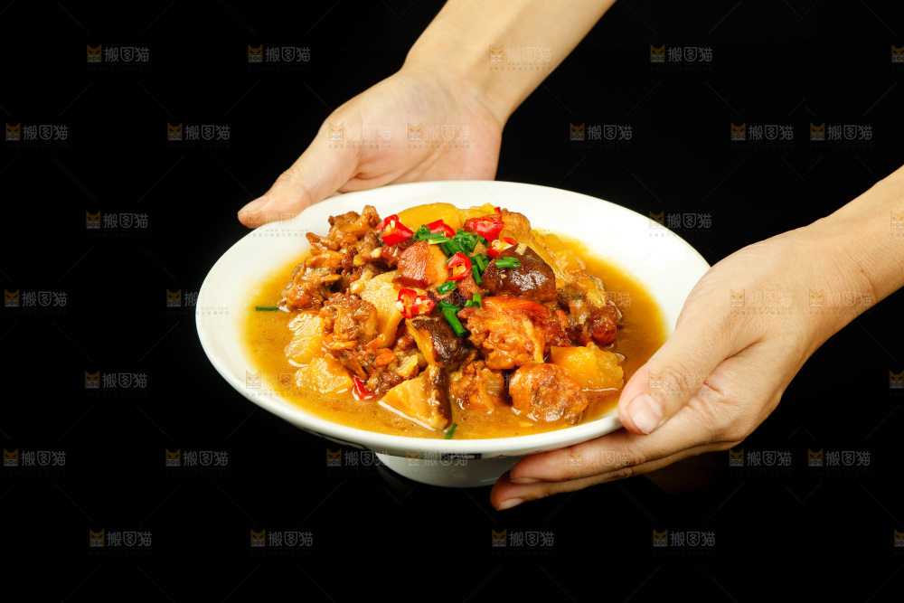 手里端着一盘黄焖鸡烧土豆