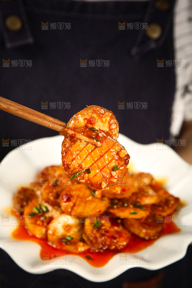 筷子上夹着蚝油杏鲍菇