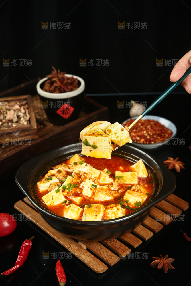勺子上舀着豆腐