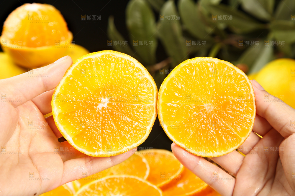 手里拿着爱媛38号果肉
