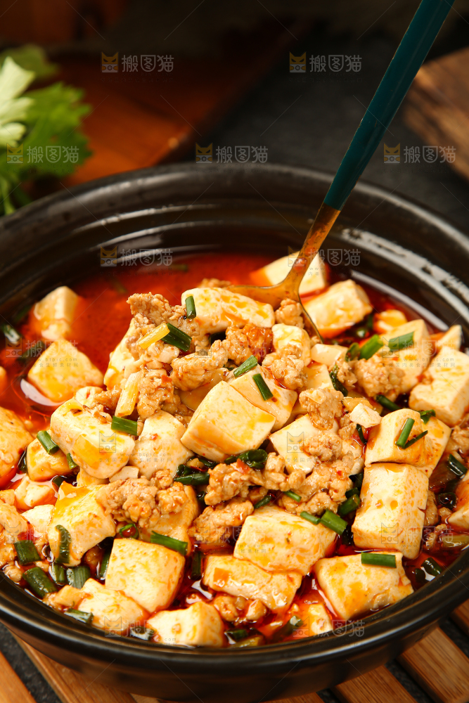 勺子上舀着肉沫豆腐