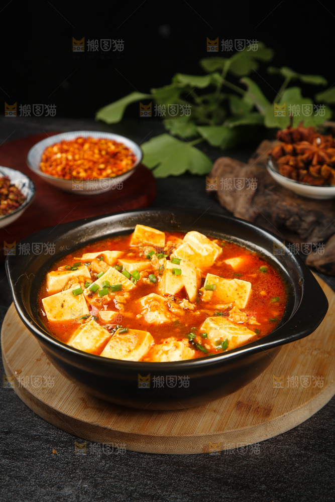 木板上放着一盘麻婆豆腐