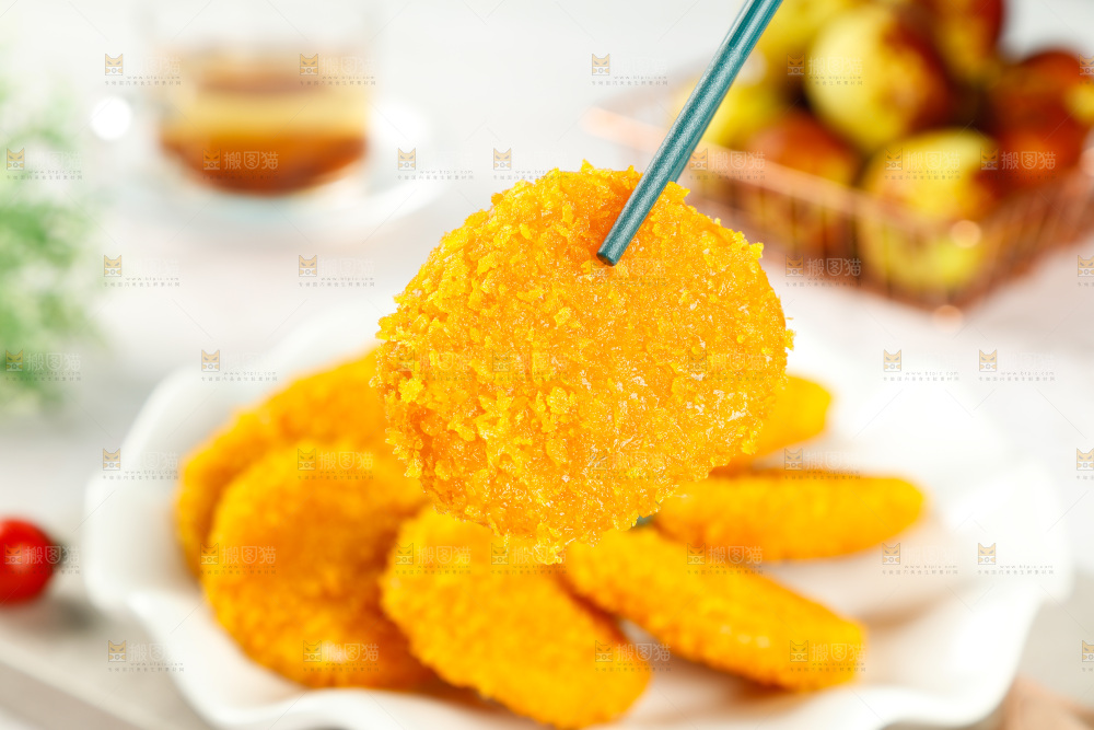 筷子上夹着南瓜饼