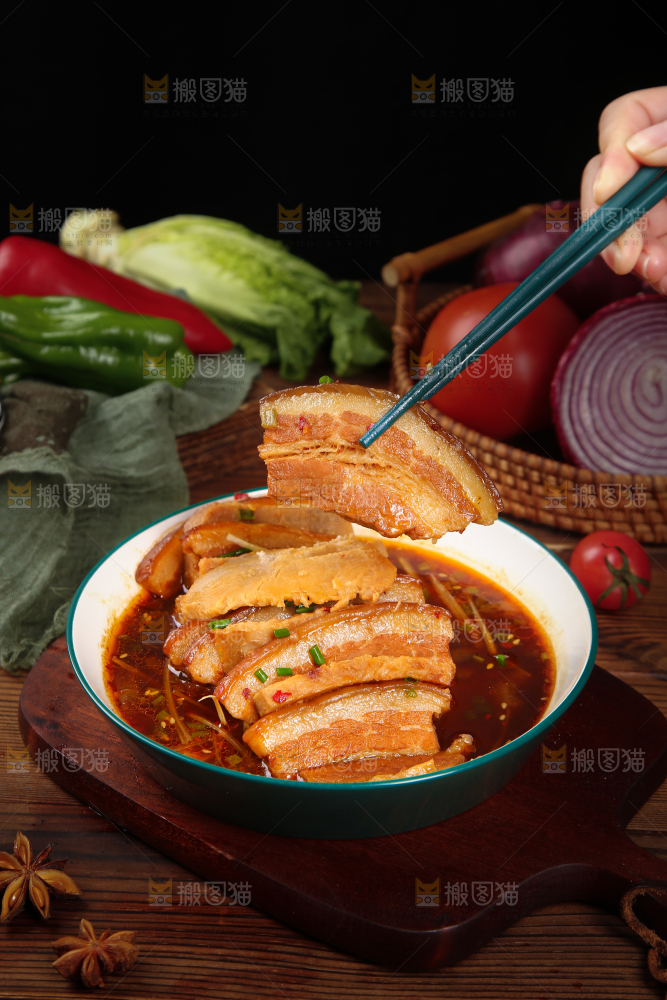 筷子上夹着五花肉