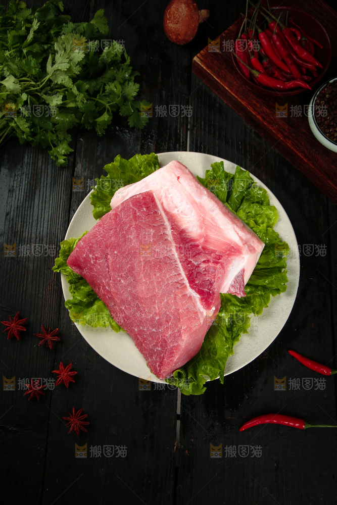黑底上放着一盘猪肉