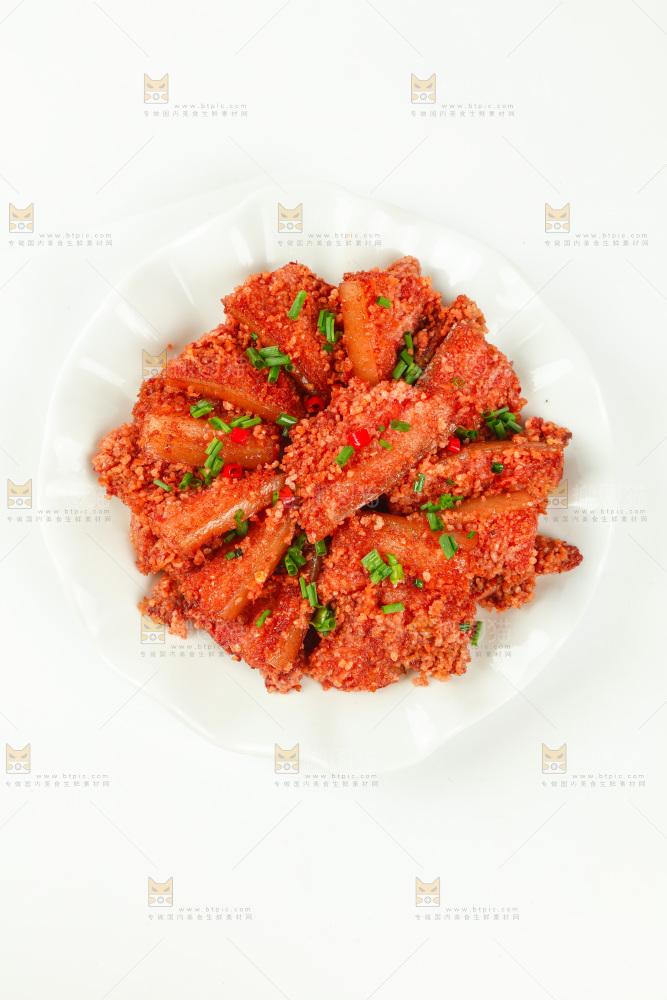 一盘粉蒸肉摆放在白底上