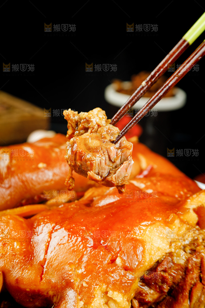 筷子上夹着猪头肉
