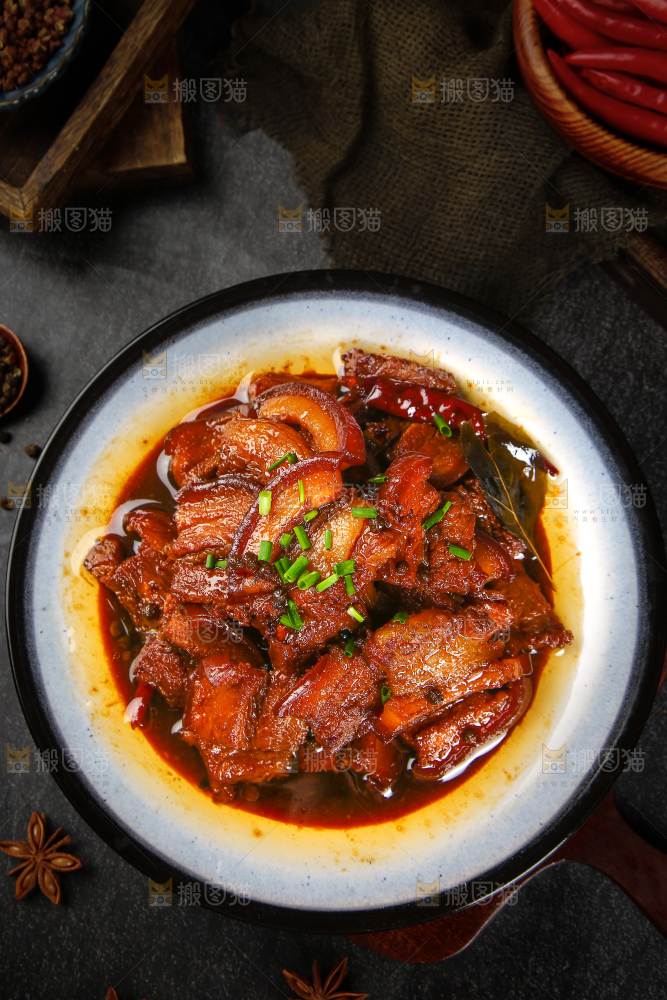 深底上摆放着一盘红烧把子肉