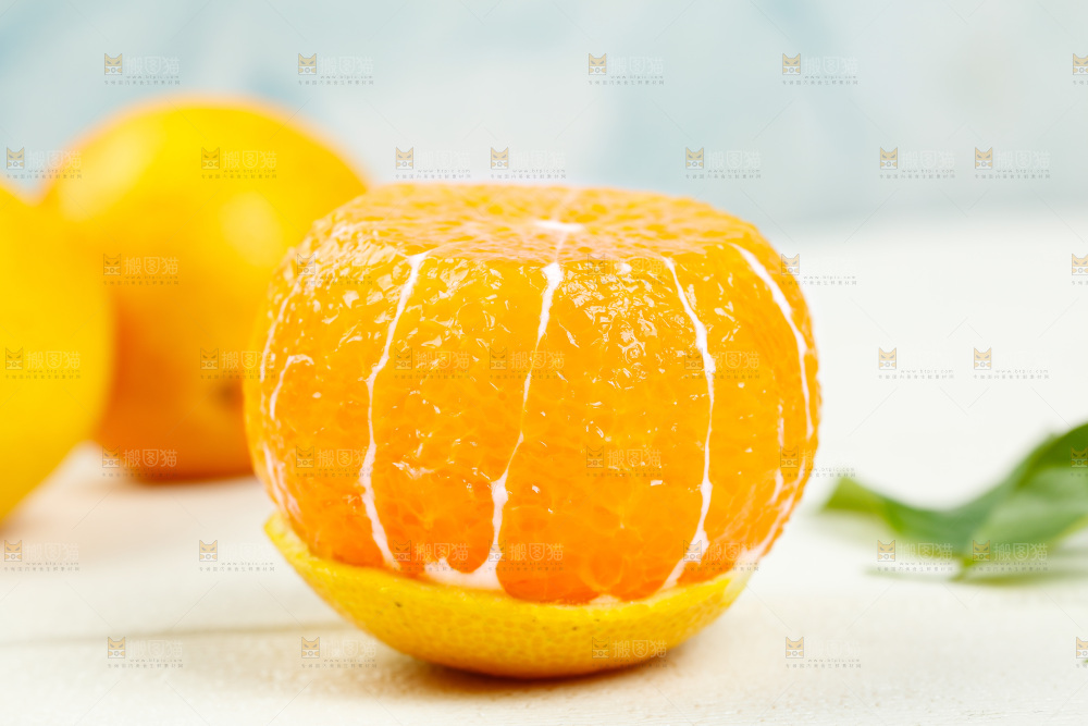 一个削皮的果冻橙