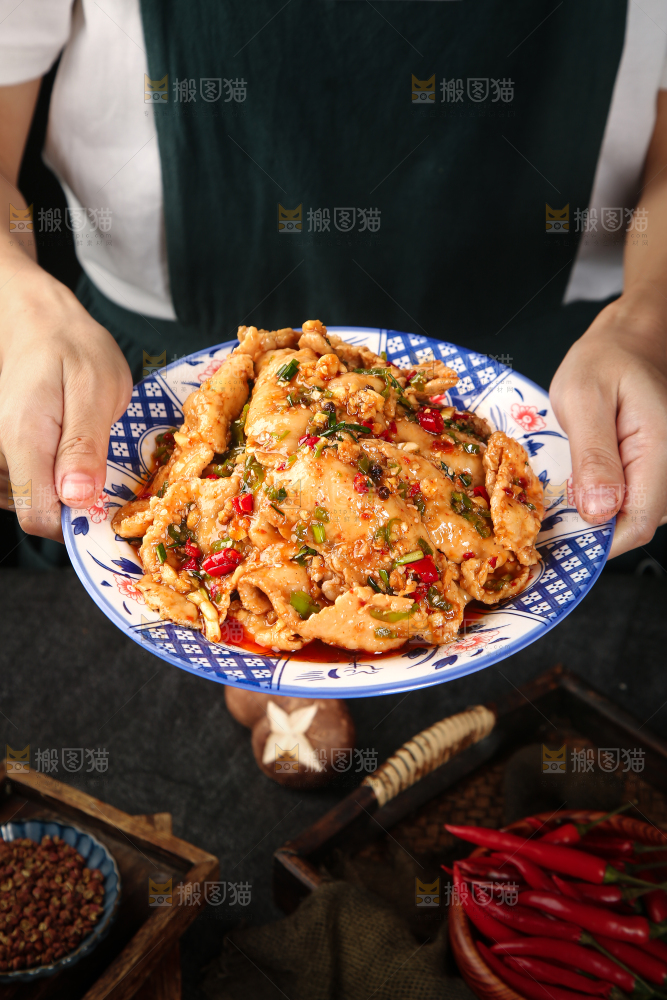 手里端着一盘水煮肉片