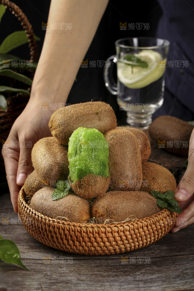手里端着一篮贵州修文猕猴桃